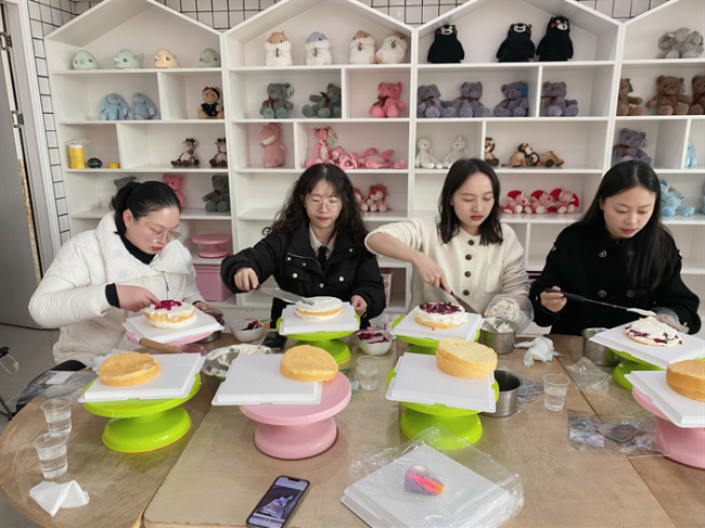 农发行余庆县支行开展‘三八’妇女节DIY蛋糕”主题活动