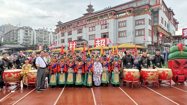 多彩贵州非遗周末聚携手福泉市阳戏“群英荟萃”走进村超